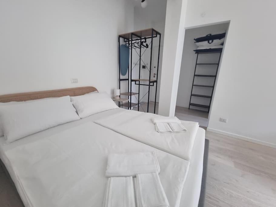 Milan New Apartment In Lively Central Area Екстер'єр фото